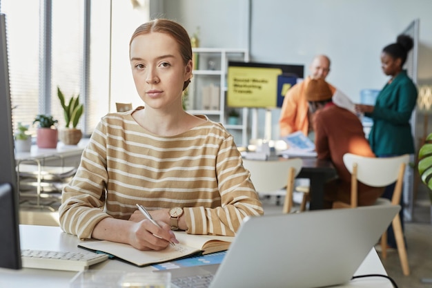 Retrato de jovem no local de trabalho no escritório