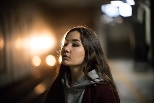 Retrato de jovem no metrô Noite O trem chega