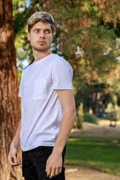 Retrato de jovem no parque