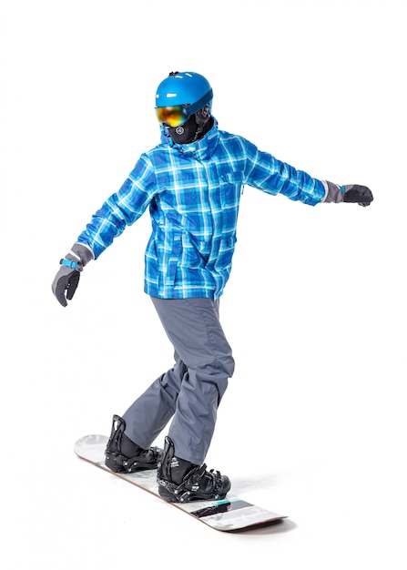 Retrato de jovem no sportswear com snowboard isolado em um fundo branco.