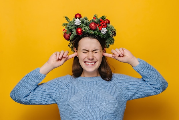 Retrato de jovem numa guirlanda de Natal