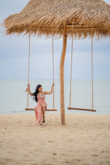 Foto retrato de jovem numa praia tropical