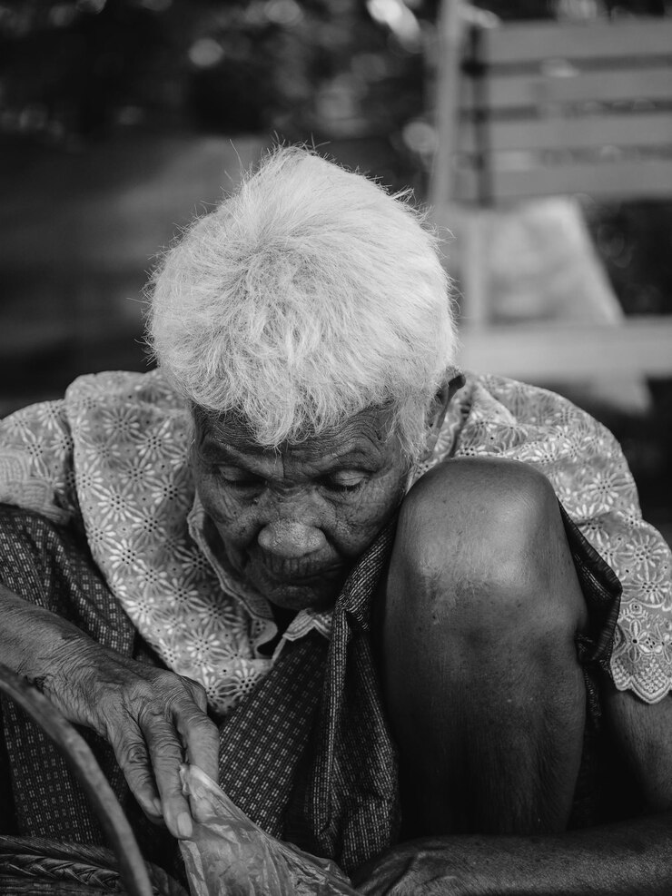 Foto retrato de jovem olhando para longe