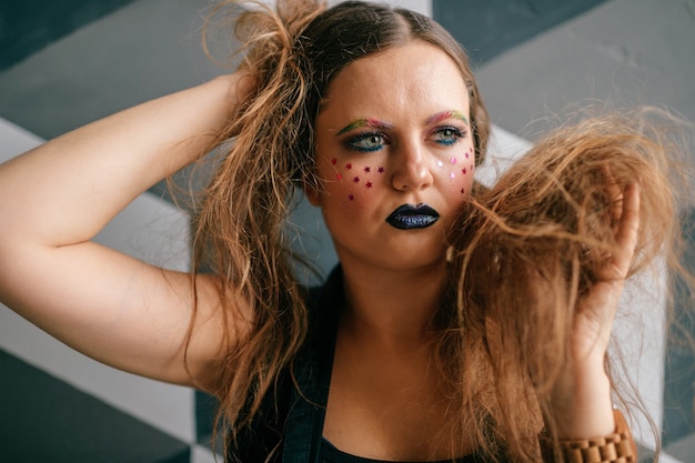 Retrato de jovem palhaço da moda