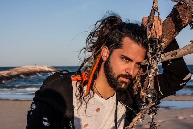 Retrato de jovem pirata na praia ao pôr do sol