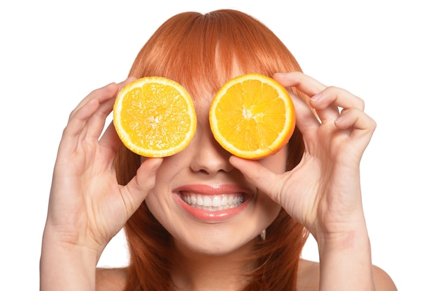 Retrato de jovem posando com laranjas no fundo branco