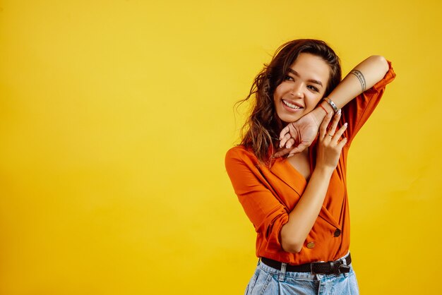 Foto retrato de jovem posando em amarelo.