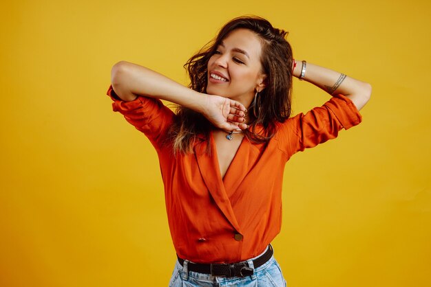 Retrato de jovem posando em amarelo.