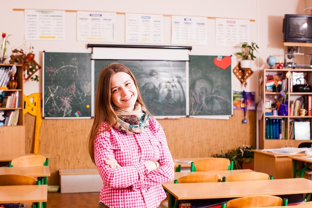 Retrato de jovem professora em sala de aula, escola interna