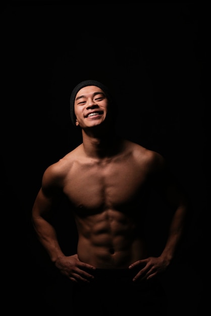 Retrato de jovem rapaz asiático com corpo fitness. Atitude positiva.