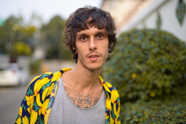 retrato de jovem rebelde na rua ao ar livre