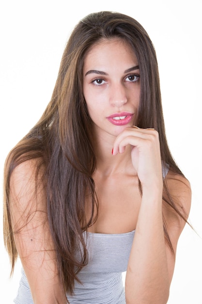 Retrato de jovem retrato casual mão no queixo bela modelo posando em estúdio sobre fundo branco