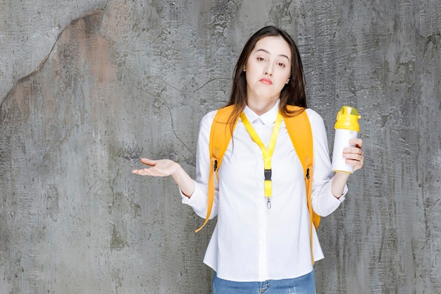 Retrato de jovem segurando a garrafa de água. Foto de alta qualidade