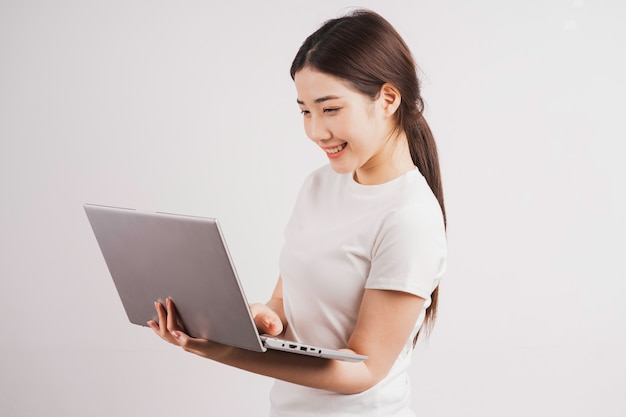 Retrato de jovem segurando computador em branco