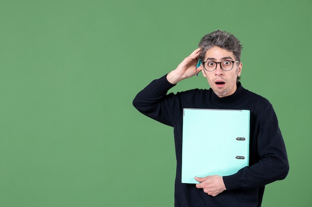 retrato de jovem segurando documentos, foto de estúdio sobre fundo verde.