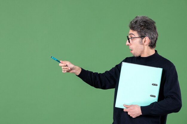 retrato de jovem segurando documentos, foto de estúdio sobre fundo verde.