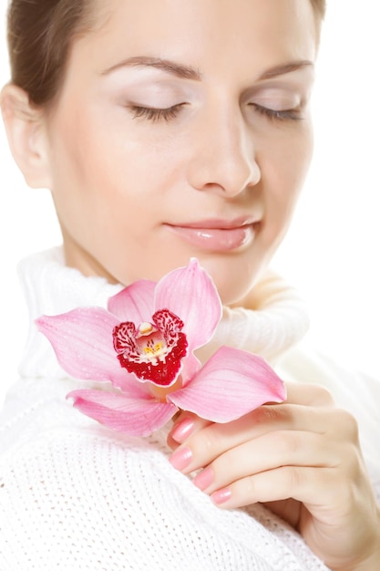 Retrato de jovem segurando flor