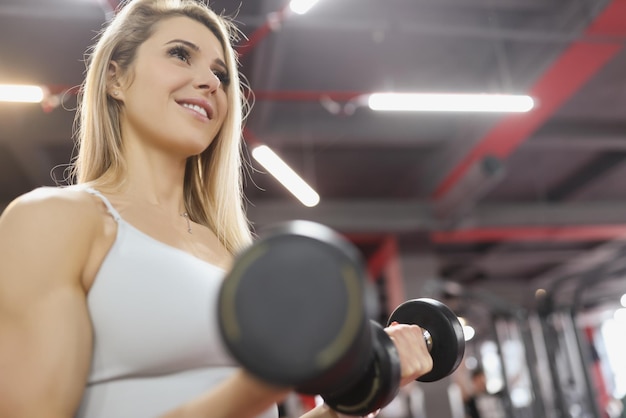 Retrato de jovem segurando halteres pesados conceito de treinamento de força