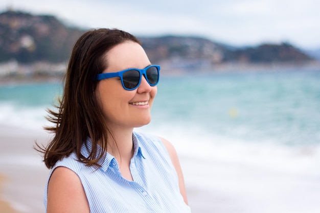 Retrato de jovem sobre fundo de praia de verão