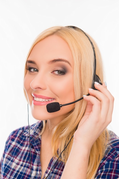 Retrato de jovem sorridente agente de call center