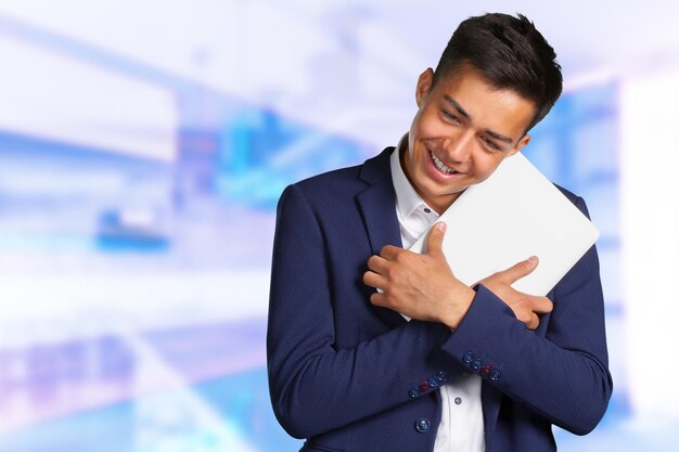 Retrato de jovem sorridente com laptop