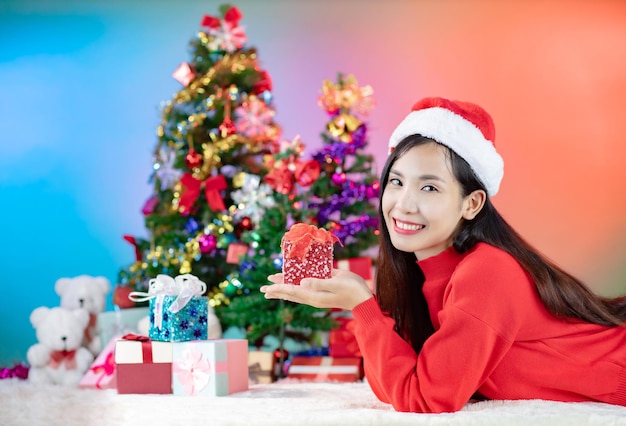 Retrato de jovem sorridente feliz com presente de caixa de natal
