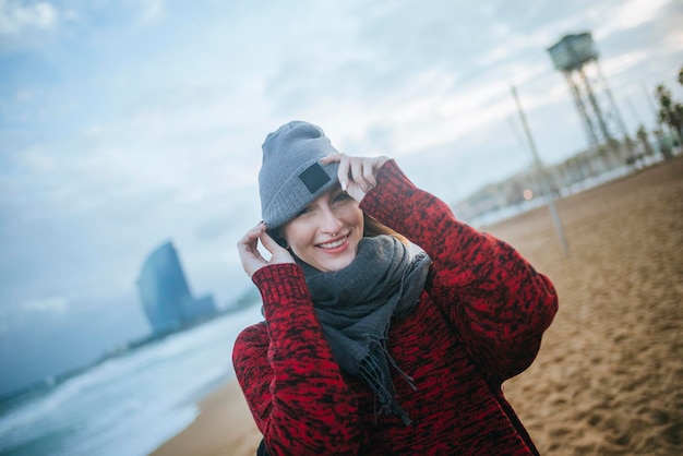 Retrato de jovem sorridente na praia no inverno