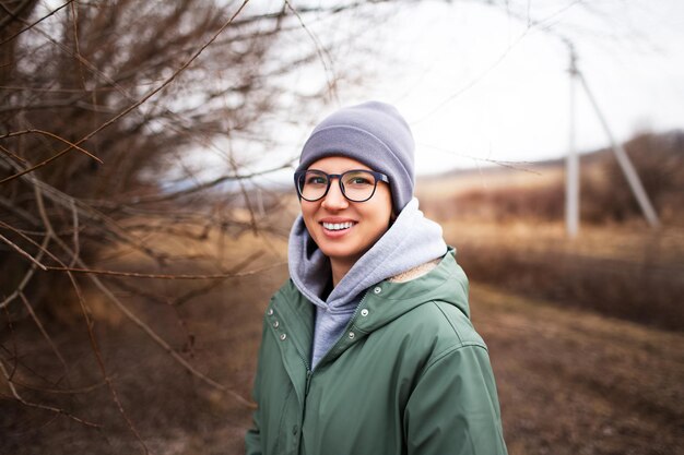 Retrato de jovem sorridente usando óculos