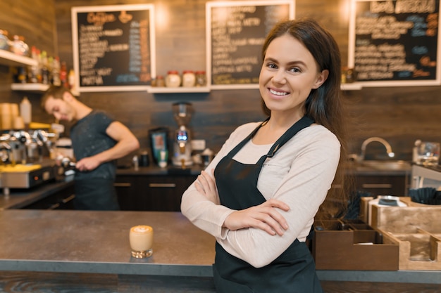 Retrato, de, jovem, sorrindo, femininas, café, trabalhador, ficar, em, a, contador