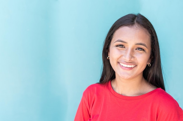 Retrato de jovem sorrindo na rua