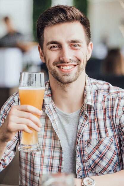 Retrato de jovem testando cerveja.