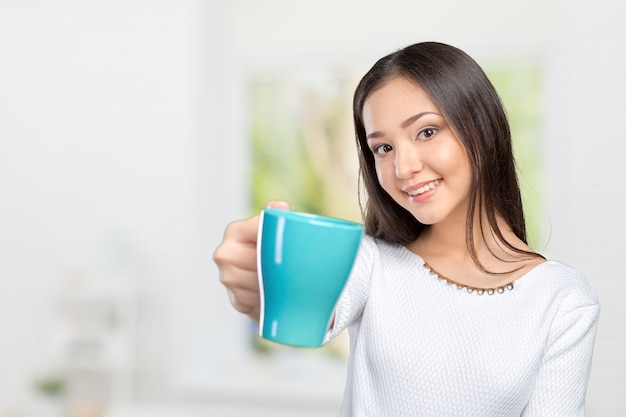 Retrato de jovem tomando café