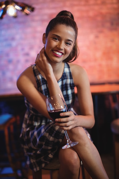 Retrato de jovem tomando vinho tinto