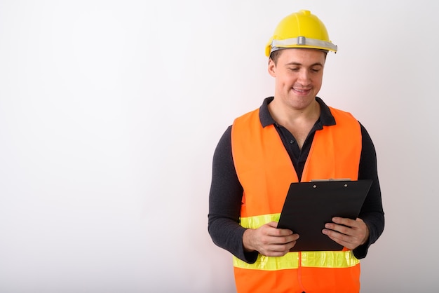 Retrato de jovem trabalhador da construção civil em pé