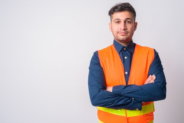 Retrato de jovem trabalhador da construção civil iraniano bonito em branco