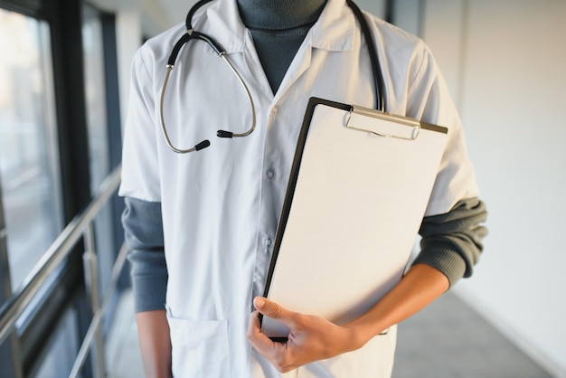 Retrato de jovem trabalhador médico ou estudante indiano