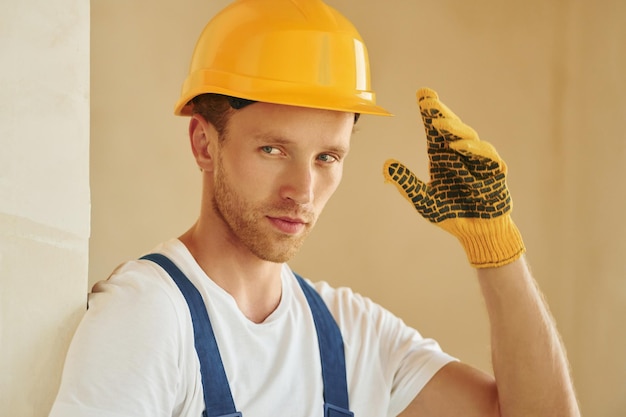 Retrato de jovem trabalhando de uniforme na construção durante o dia