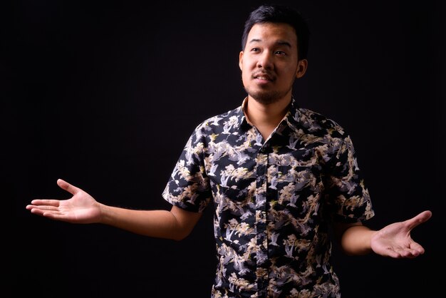 retrato de jovem turista asiático com camisa boêmia em preto