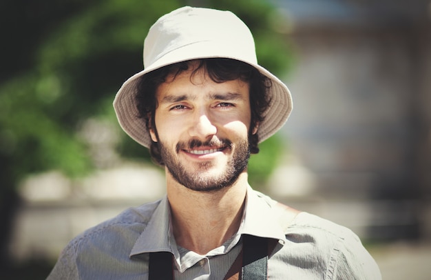 Foto retrato de jovem turista feliz