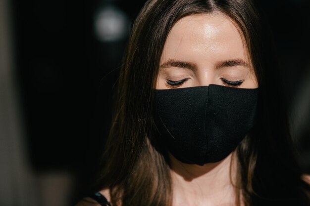 Retrato de jovem usando máscara médica preta Proteja sua saúde