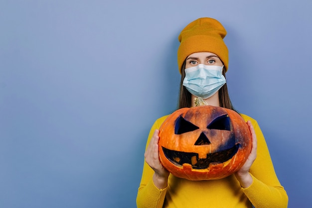 Retrato de jovem usando máscara protetora azul médica