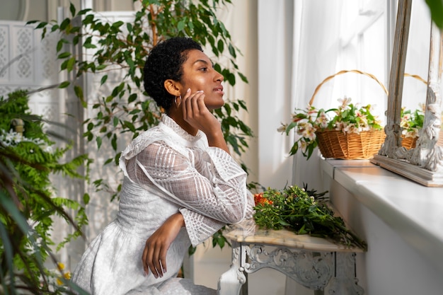 Retrato de jovem usando vestido boho chique entre flores