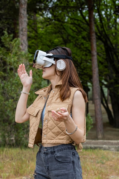 Retrato de jovem usando VR definido no parque