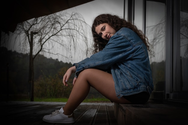 Retrato de jovem vestido com roupas casuais no jardim.