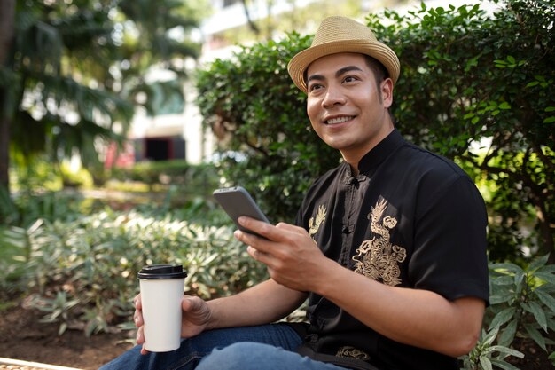 Retrato de jovem vestindo camisa bordada