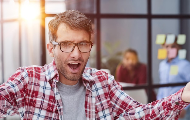 Retrato de jovem vestindo camisa casual elegante no moderno espaço de coworking