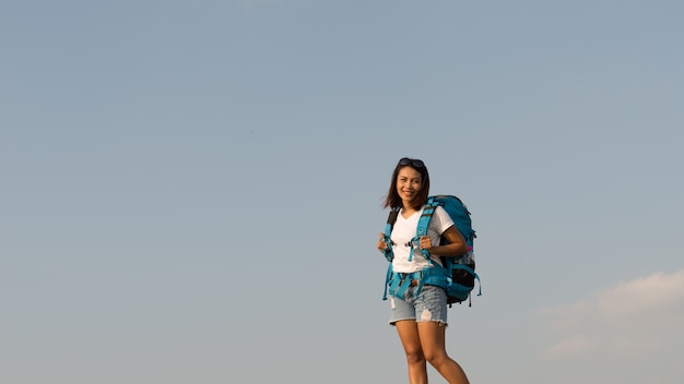 Retrato, de, jovem, viagem, asiáticos, mulher, com, mochila, e, céu azul