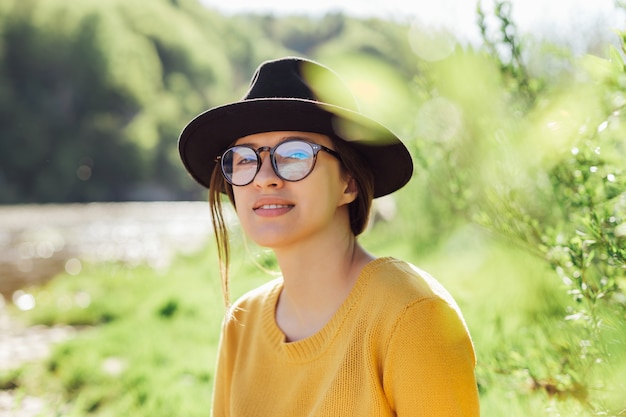 Retrato de jovem viajante na natureza