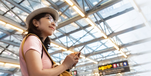 Retrato de jovem viajante usar óculos e chapéu com mochila, viajando nos fins de semana.