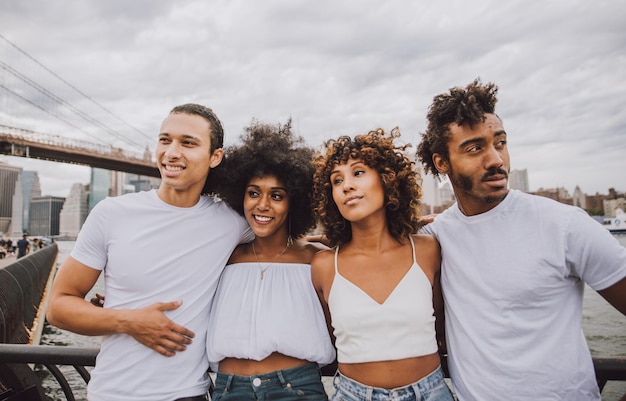Retrato de jovens amigos de pé contra as pessoas